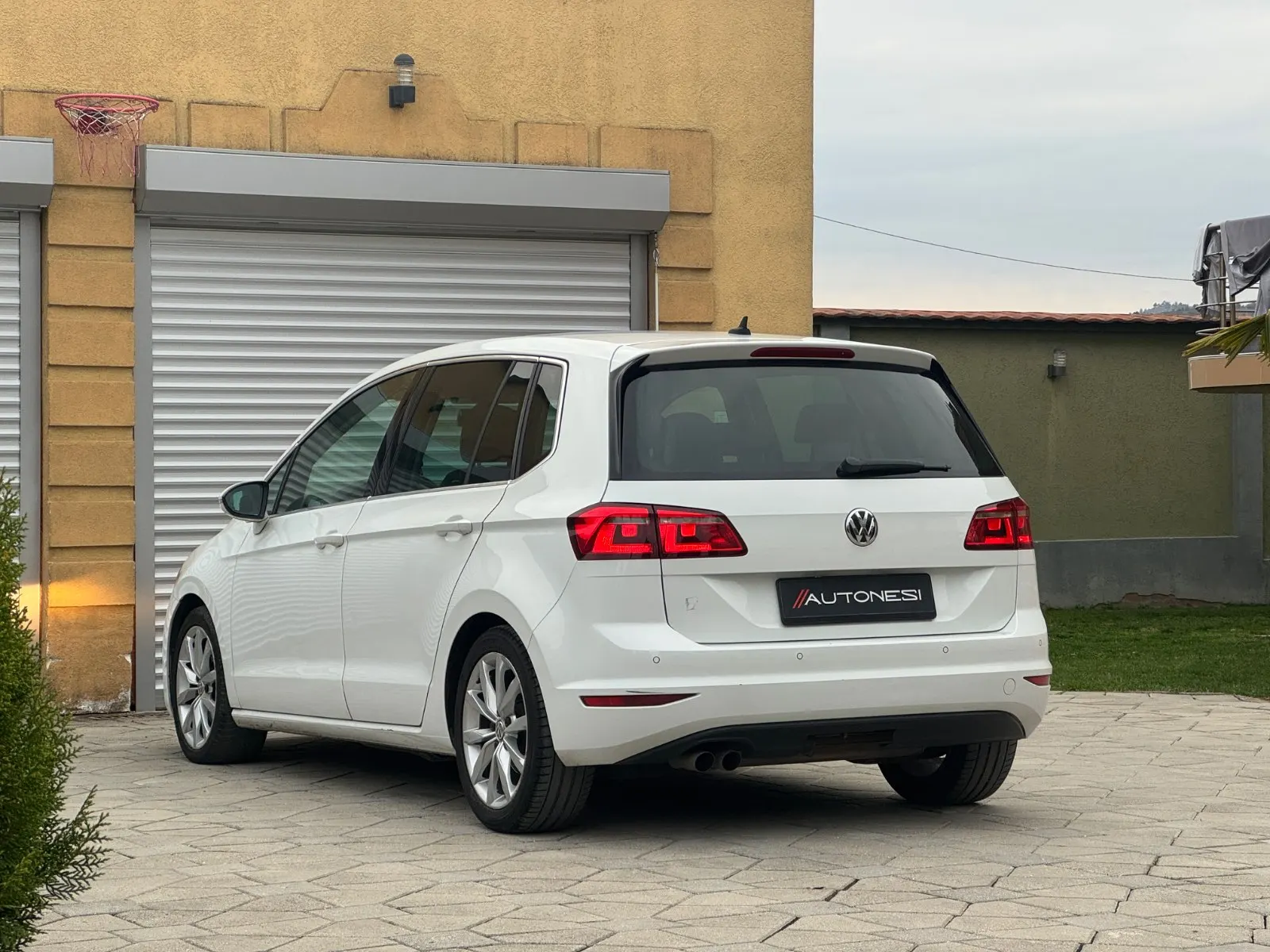 VW Golf VII Sportsvan 2.0 TDI DSG Carat - view 2
