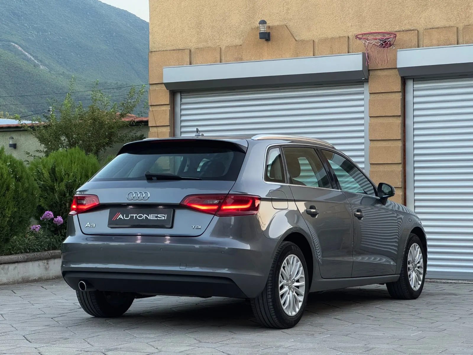 Audi A3 1.6TDI S-Tronic Ambiente - view 2