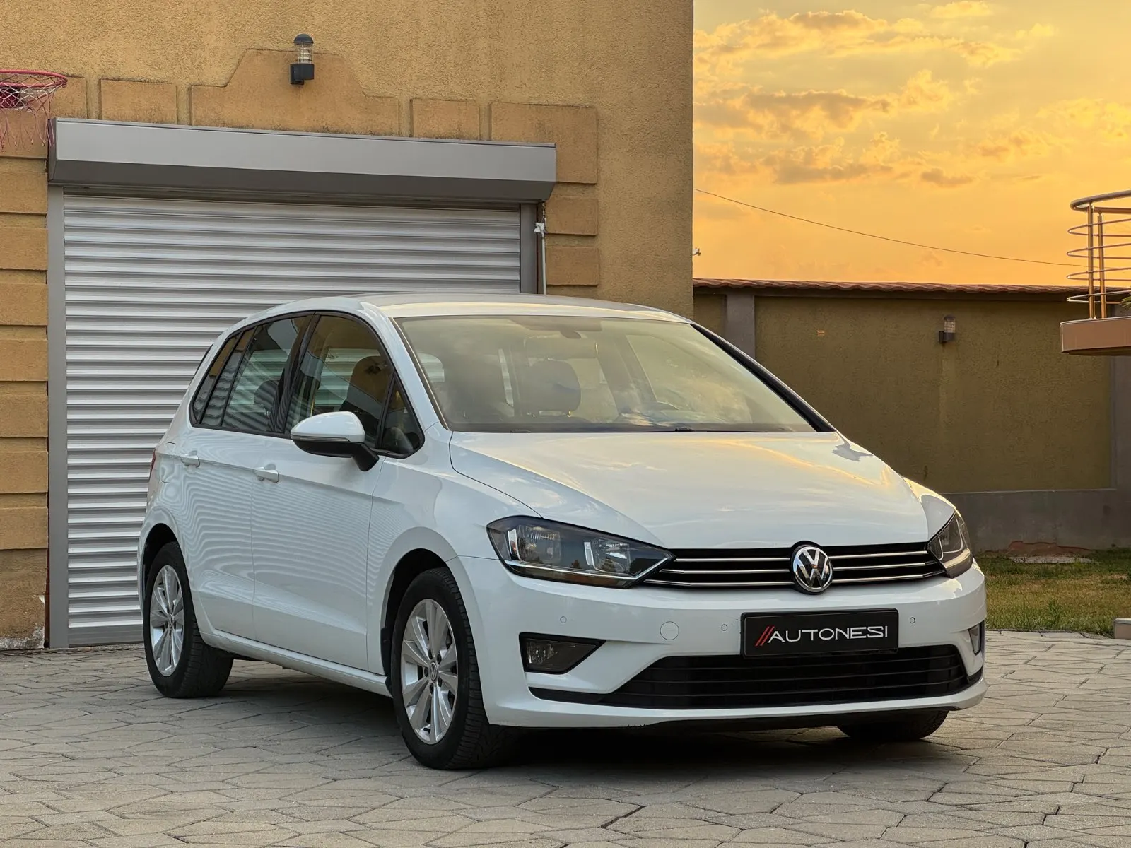 VW Golf VII Sportsvan 1.6 TDI DSG BlueMotion - view 2