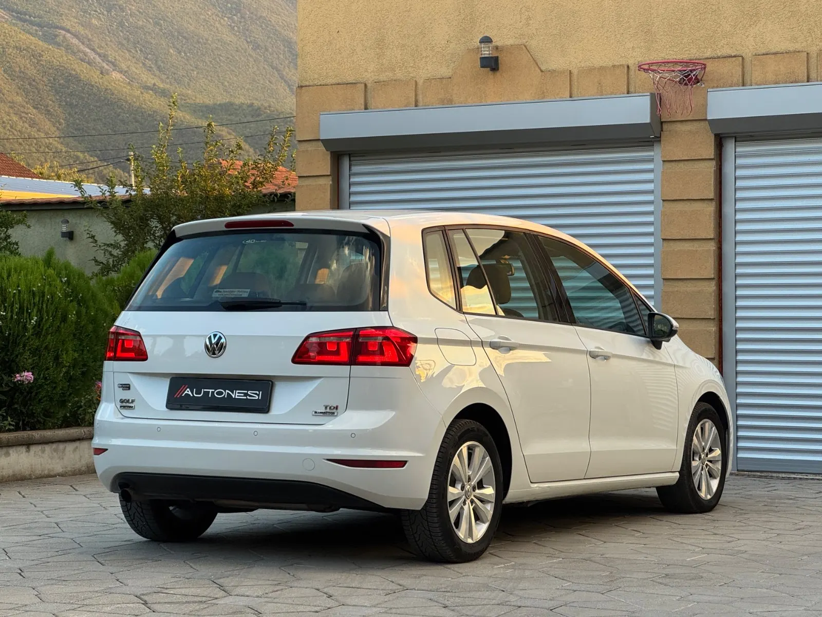 VW Golf VII Sportsvan 1.6 TDI DSG BlueMotion - view 3
