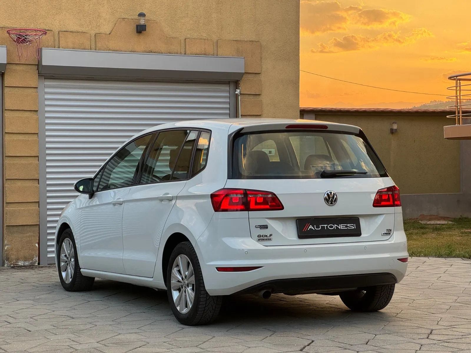 VW Golf VII Sportsvan 1.6 TDI DSG BlueMotion - view 4